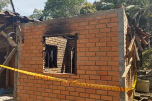 Pai com quatro filhos pede ajuda após ter a casa queimada