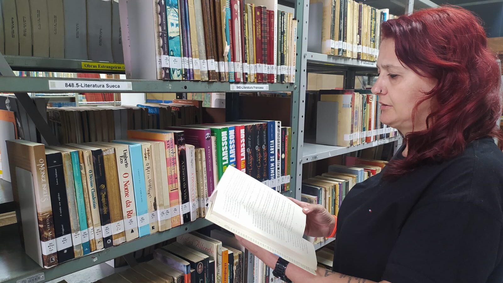 Destas oito décadas, uma faz parte da carreira da bibliotecária Raquel Bezerra.