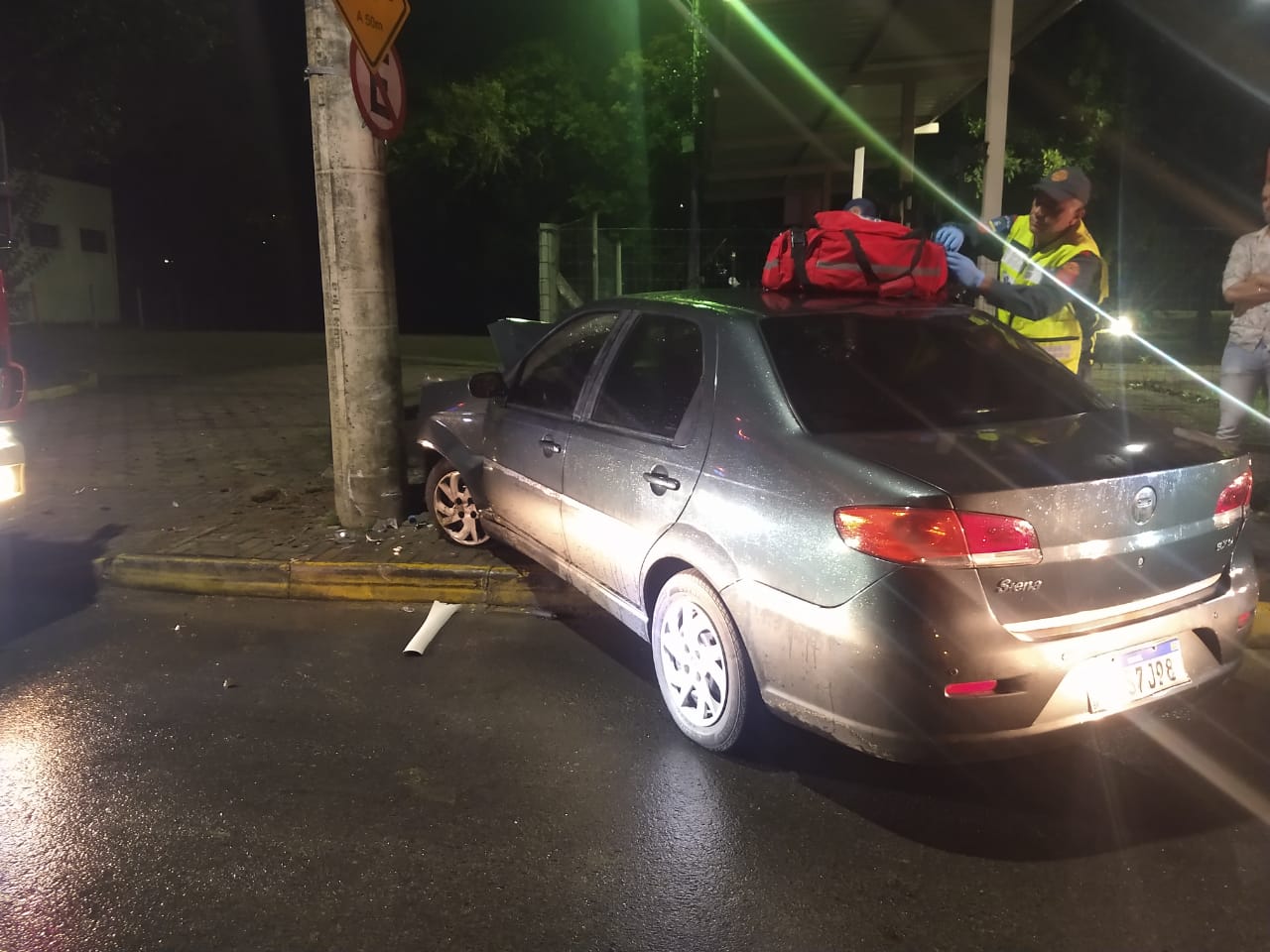 Em Rio do Sul, motorista bate em poste e foge após acidente