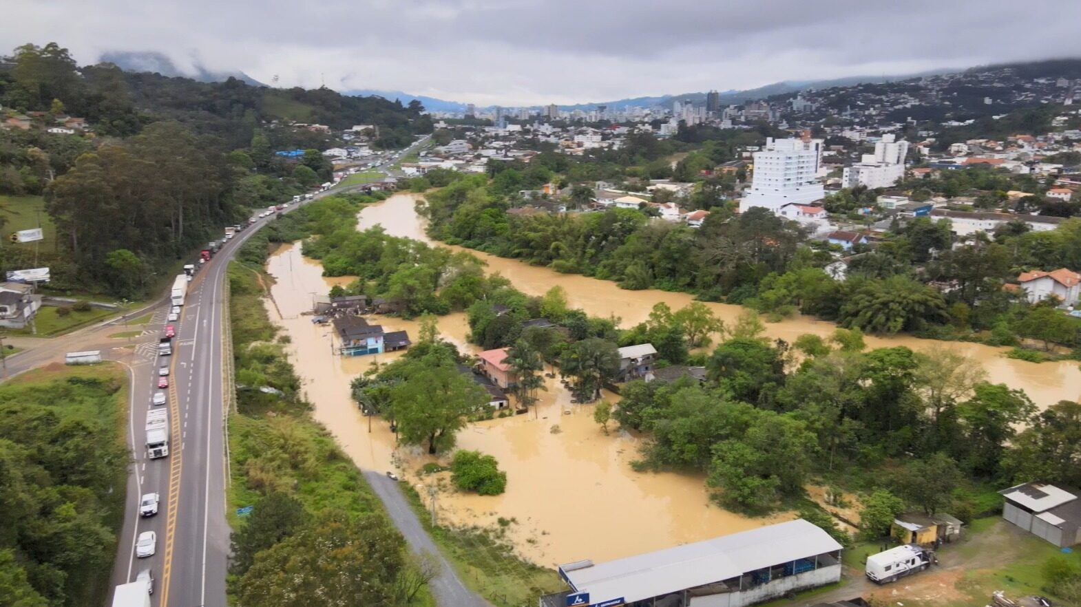 O nível do rio Itajaí-Açu tende a subir entre sábado e domingo com o volume de chuva previsto pelos órgãos oficiais
