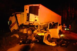 Homem morre em acidente entre carro e caminhão na BR-470