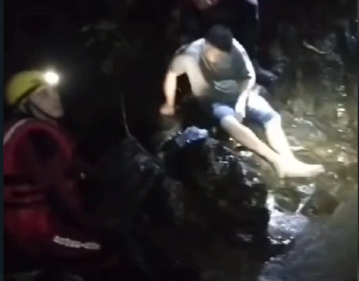 Homem cai em barranco e resgatado pelo Corpo de Bombeiros