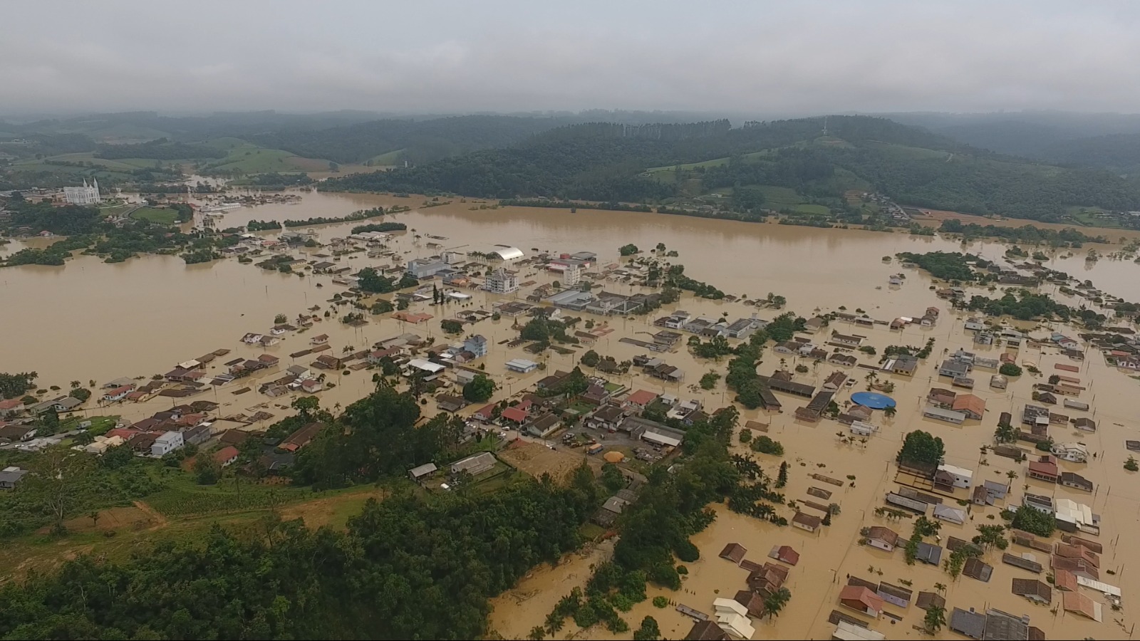 Rio do Oeste enfrenta a segunda maior enchente histórica