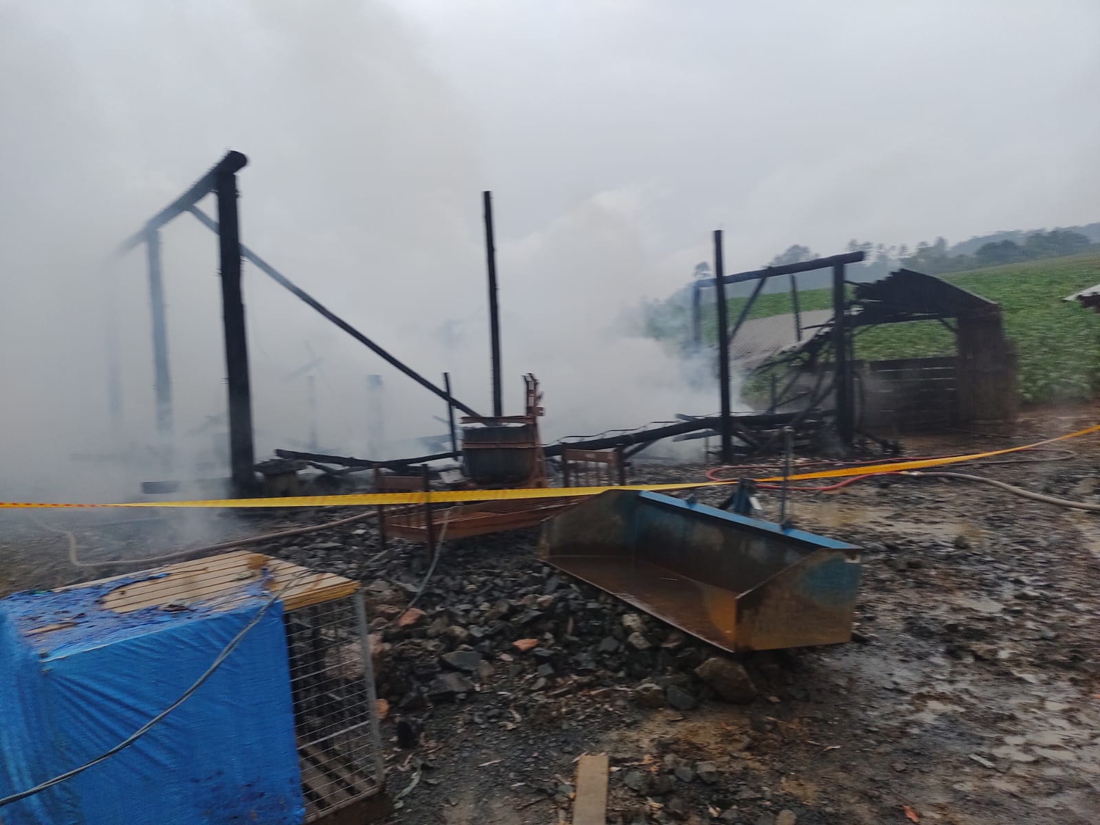 Incêndio destrói estufas de fumo e deixa homem ferido, em Ituporanga