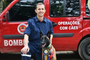 Dupla entre bombeiro e cão de Rio do Sul são certificados na capital