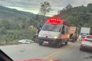 imagem de uma ambulância na estrada