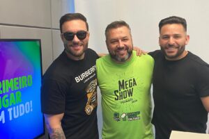 A dupla Bruno Cesar e Rodrigo em visita ao estúdio da Amanda FM após conversa com Alex Policarpo.