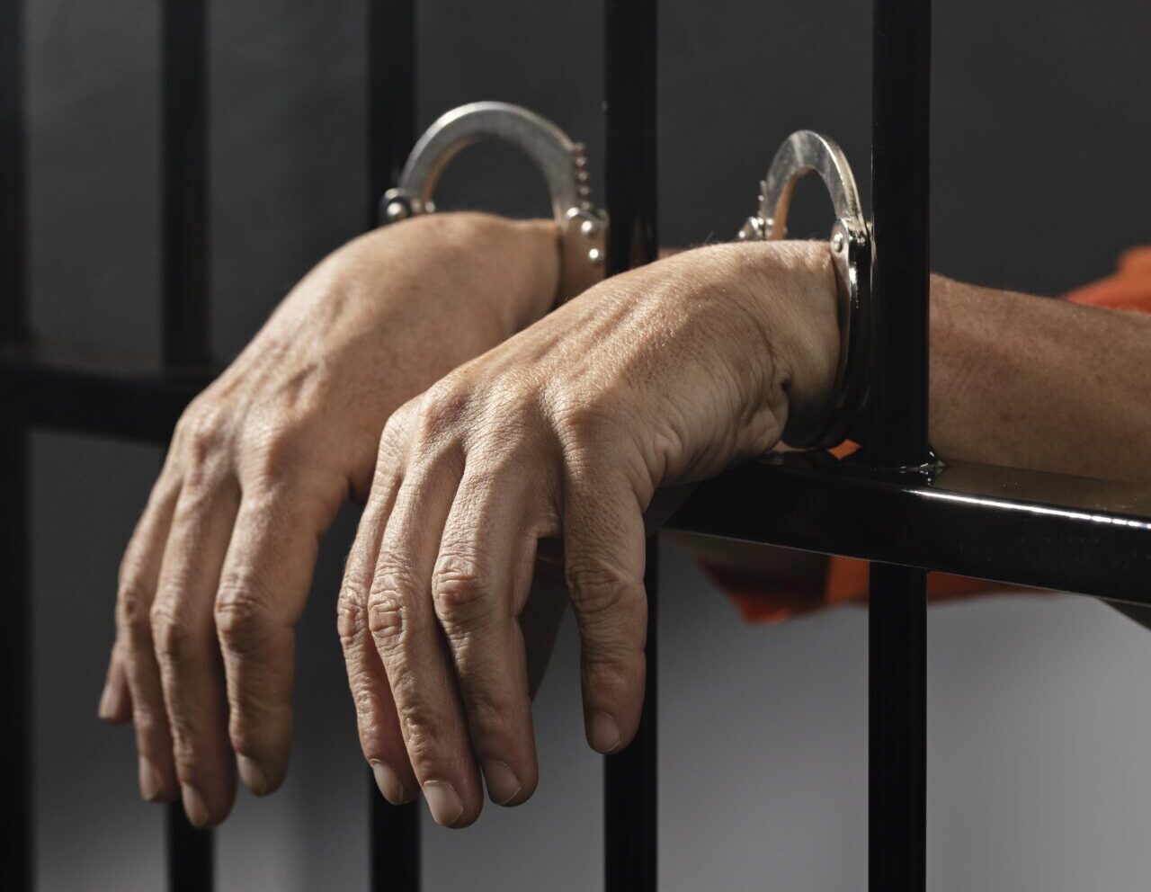 Homem algemado preso em uma cela