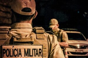 Policiais militares atendendo ocorrência de assalto ao trabalhador em Rio do Sul